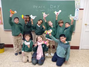 Grupo de Ed. Primaria celebrando el día de la Paz en el Colegio Santamarca Internacional